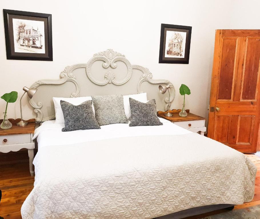 Säng eller sängar i ett rum på Bauhenia Guesthouse