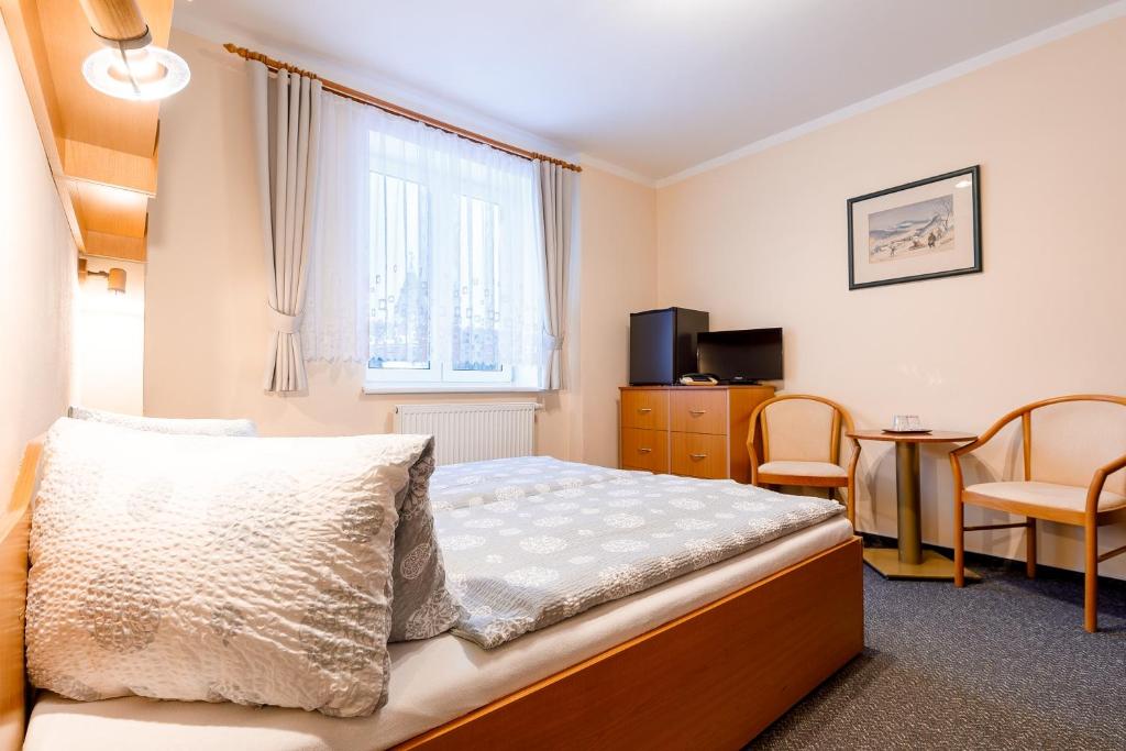 Łóżko lub łóżka w pokoju w obiekcie Hotel Jitřenka