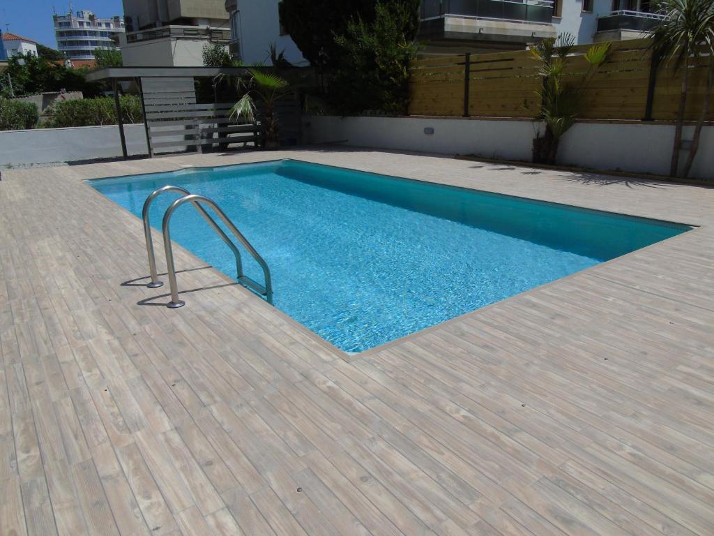Bazén v ubytování Appartement proche mer avec piscine Rosas nebo v jeho okolí