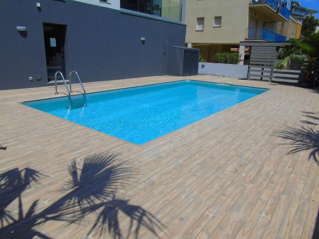 Bazén v ubytování Appartement proche mer avec piscine Rosas nebo v jeho okolí