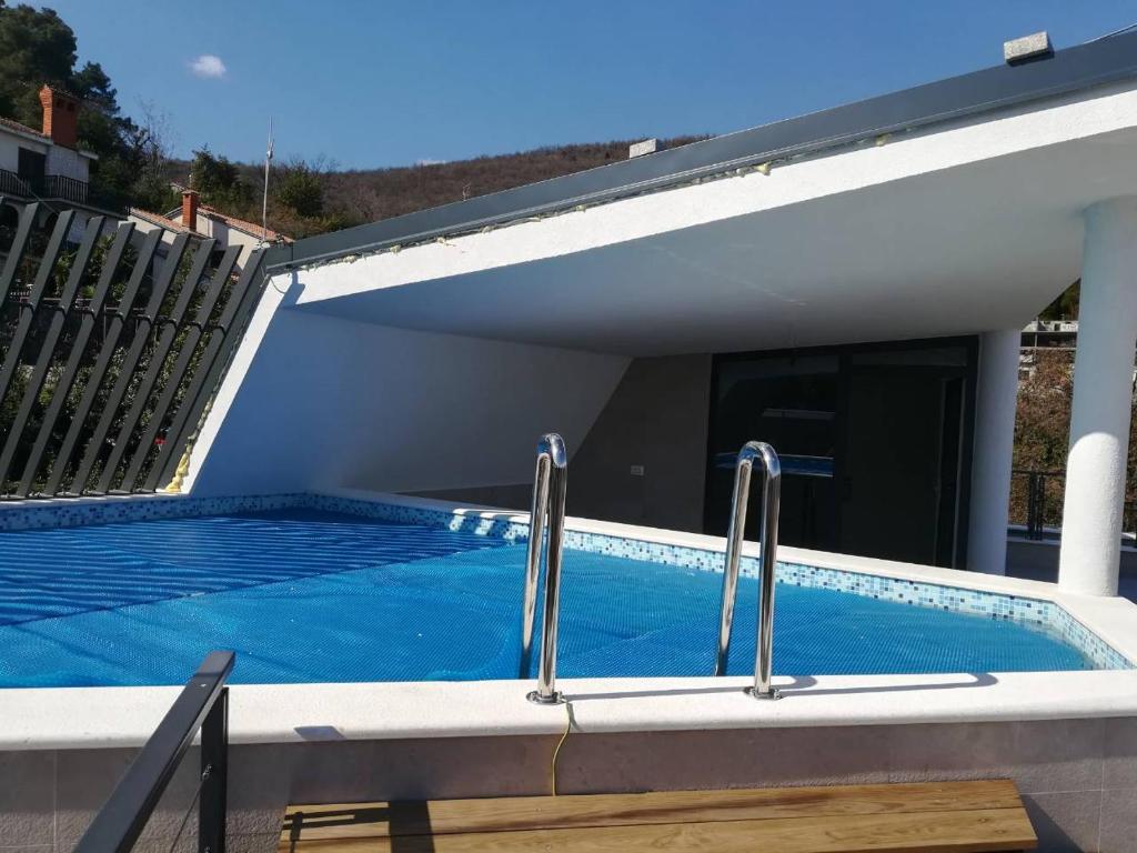 Basen w obiekcie Apartments in Villa Ziza, rooftop swimming pool lub w pobliżu
