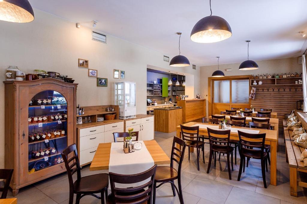 restauracja ze stołami i krzesłami w pokoju w obiekcie Hotel Jitřenka w mieście Konstantinovy Lázně