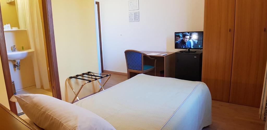 Televízia a/alebo spoločenská miestnosť v ubytovaní Hotel Terme di Castel San Pietro