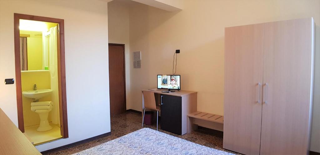 Televízia a/alebo spoločenská miestnosť v ubytovaní Hotel Terme di Castel San Pietro