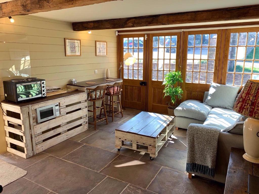 een woonkamer met een bank en een tafel bij Demesne Farm Guesthouse in Monmouth