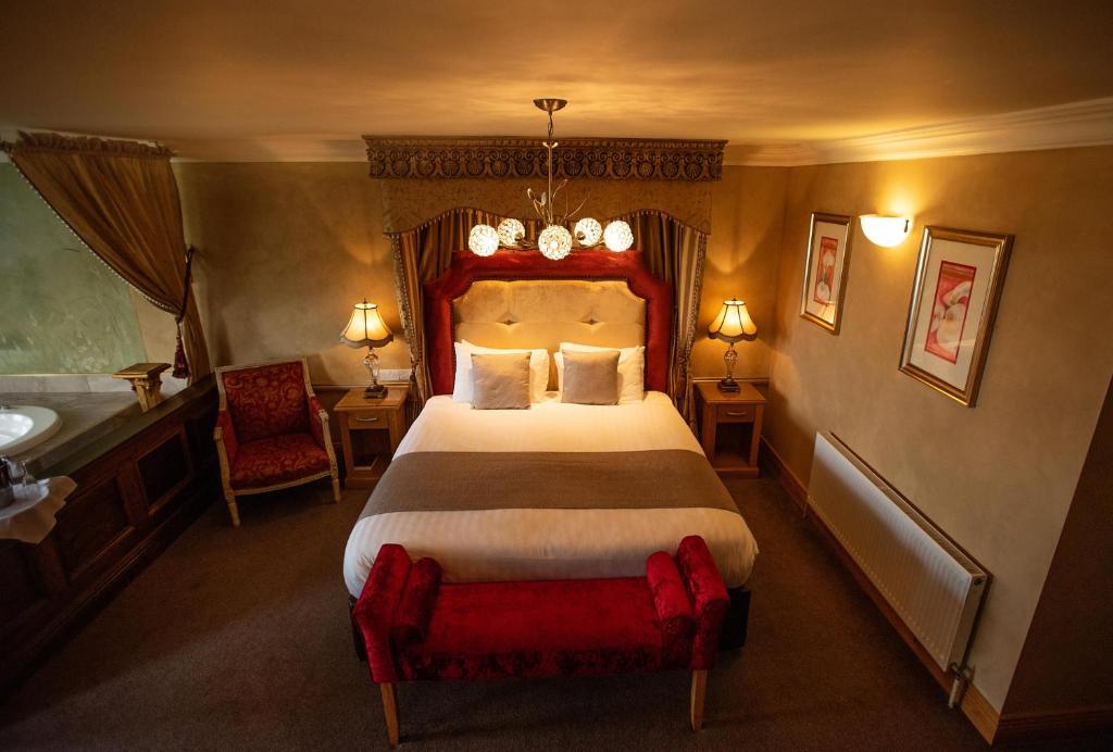Postel nebo postele na pokoji v ubytování The Ballyliffin Lodge and Spa