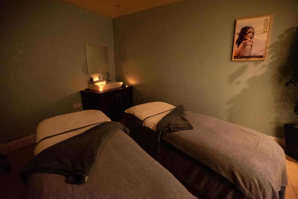 Postel nebo postele na pokoji v ubytování The Ballyliffin Lodge and Spa