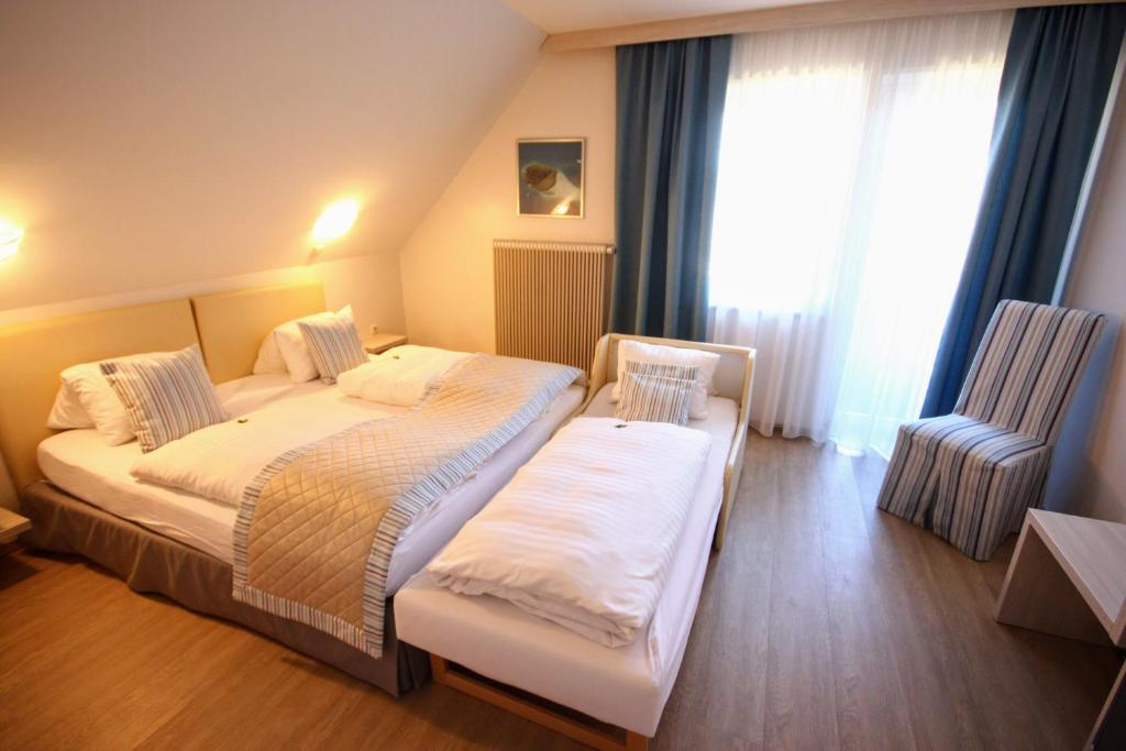 Postel nebo postele na pokoji v ubytování Hotel Rösch
