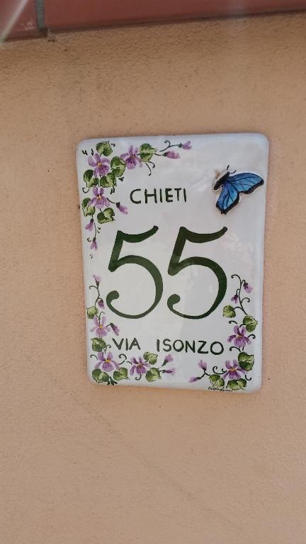 ein Schild an der Wand mit einem Schmetterling drauf in der Unterkunft Le mansarde di Via Isonzo in Chieti