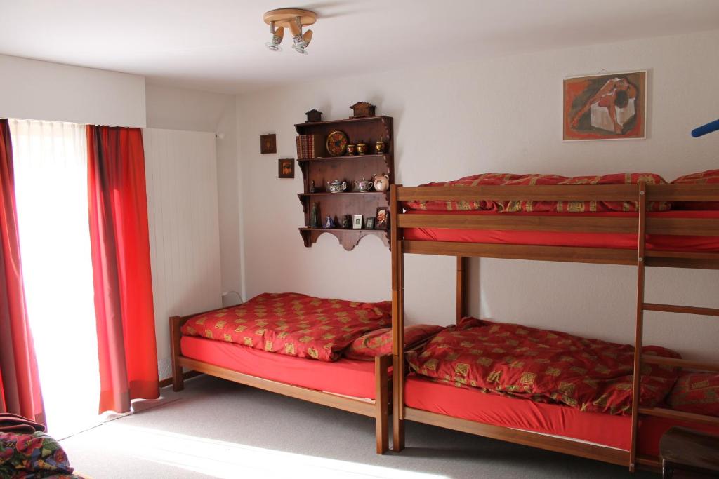 1 dormitorio con 2 literas y ventana en Big flat in the heart of Valais, en Martigny-Combe