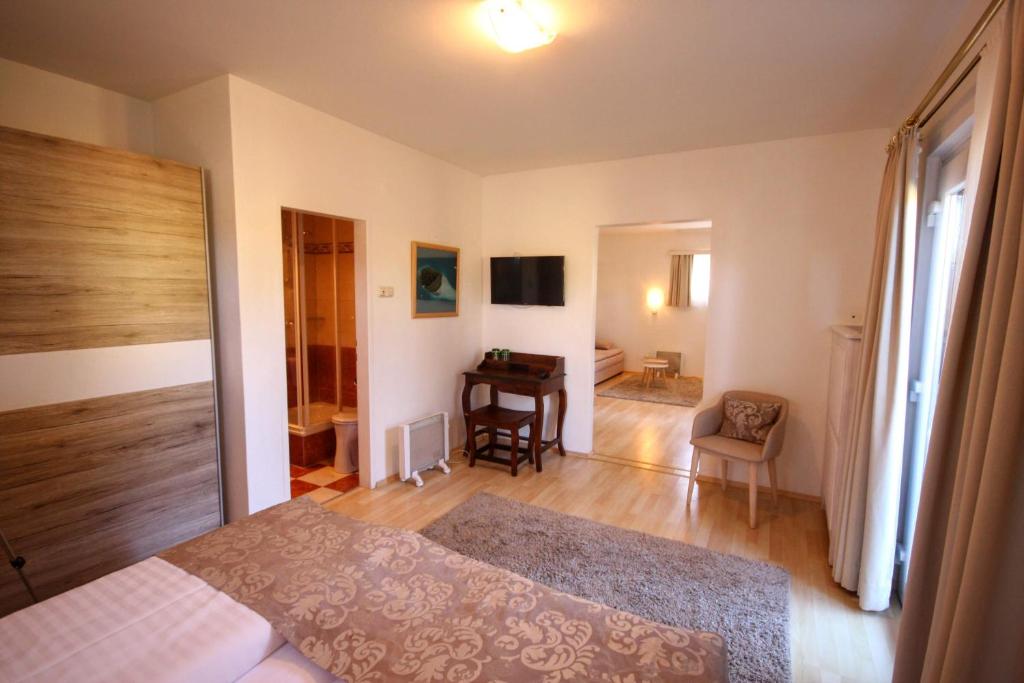 TV a/nebo společenská místnost v ubytování Hotel Rösch