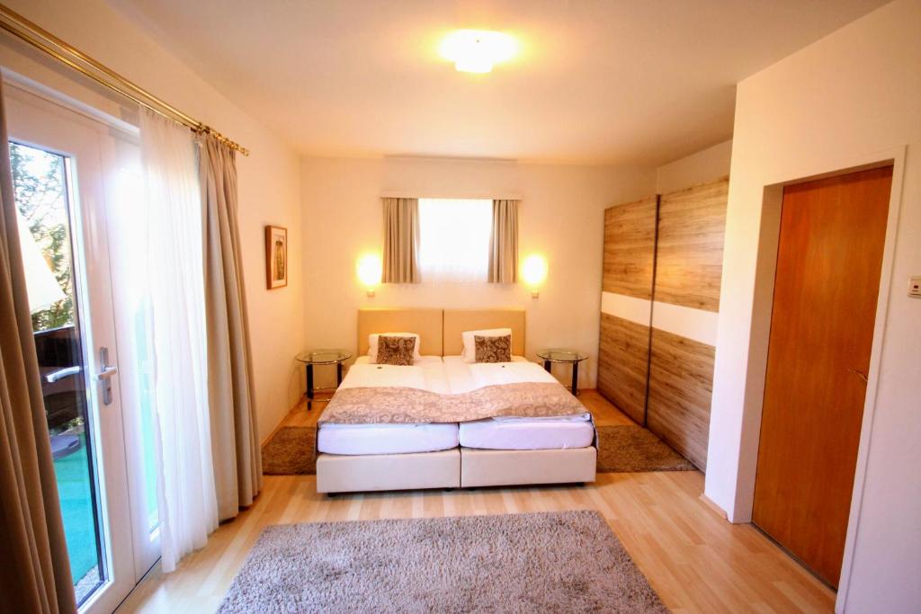 Postel nebo postele na pokoji v ubytování Hotel Rösch
