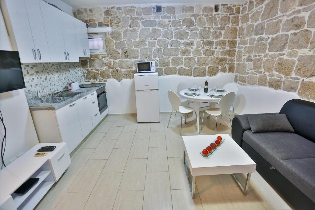 Η κουζίνα ή μικρή κουζίνα στο Karmen's Apartment Two