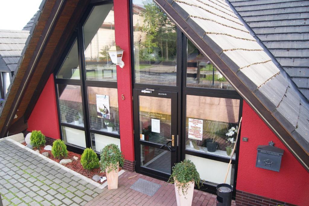 een uitzicht op een gebouw met ramen en planten bij Landhotel Berggaststätte Bickenriede in Anrode