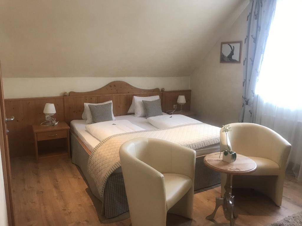 Postel nebo postele na pokoji v ubytování Hotel Rösch