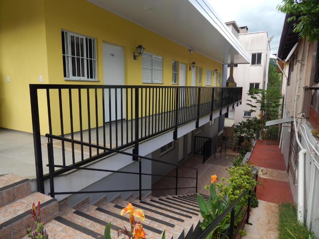 - un balcon d'une maison avec une balustrade noire dans l'établissement Casa Amarela, à Marcelino Ramos