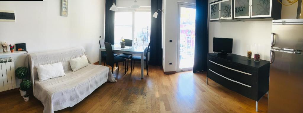 Televízia a/alebo spoločenská miestnosť v ubytovaní Ledonia Apartment