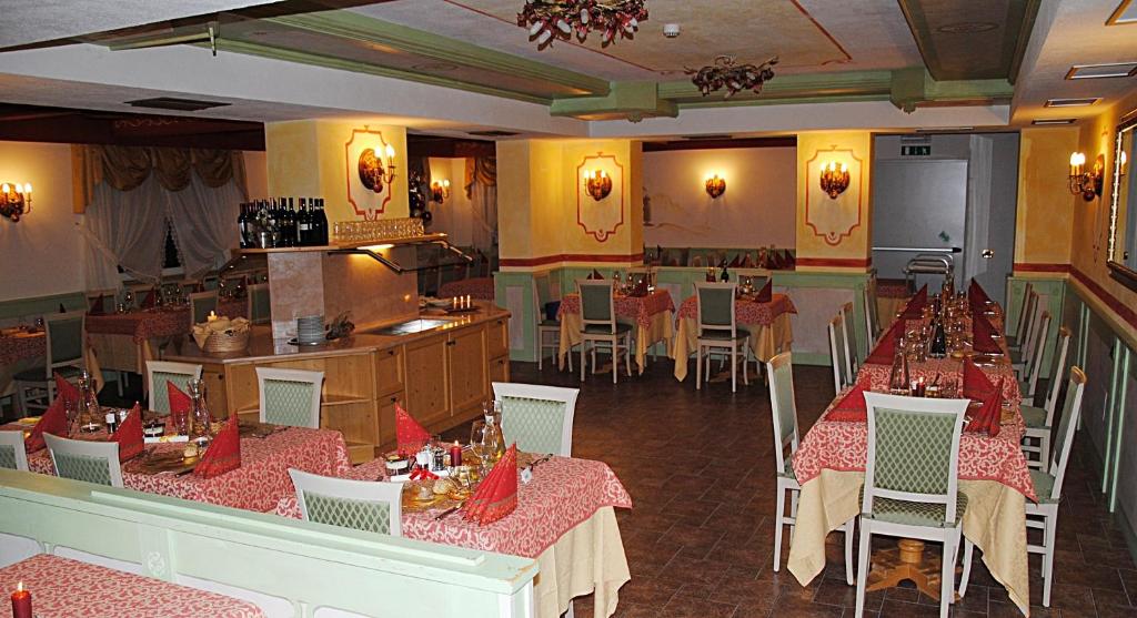 Reštaurácia alebo iné gastronomické zariadenie v ubytovaní Dolasilla Park Hotel