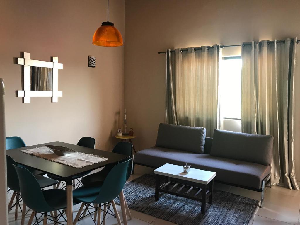 ein Wohnzimmer mit einem Sofa und einem Tisch in der Unterkunft Mandala in Luque