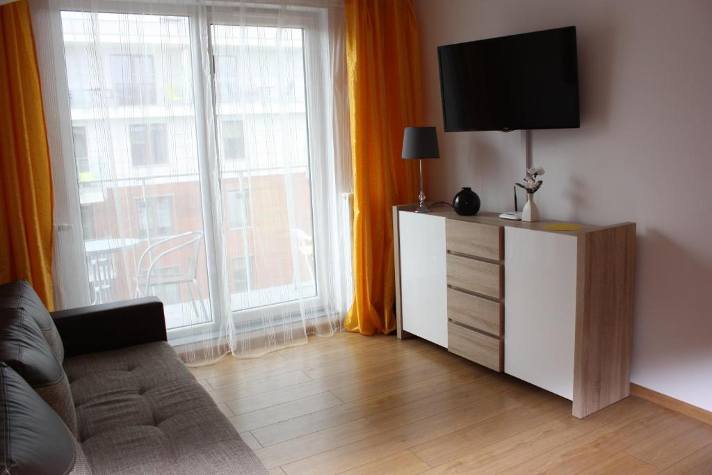 Televízia a/alebo spoločenská miestnosť v ubytovaní KOLOBRZEG apartamenty GREG POLANKI