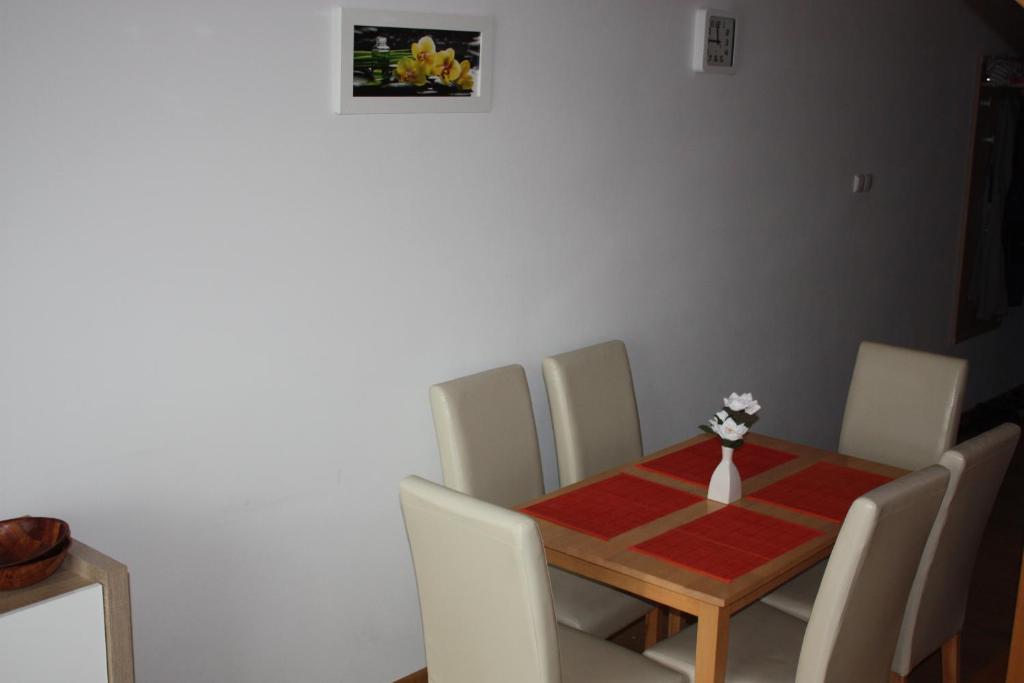 Posedenie v ubytovaní KOLOBRZEG apartamenty GREG POLANKI