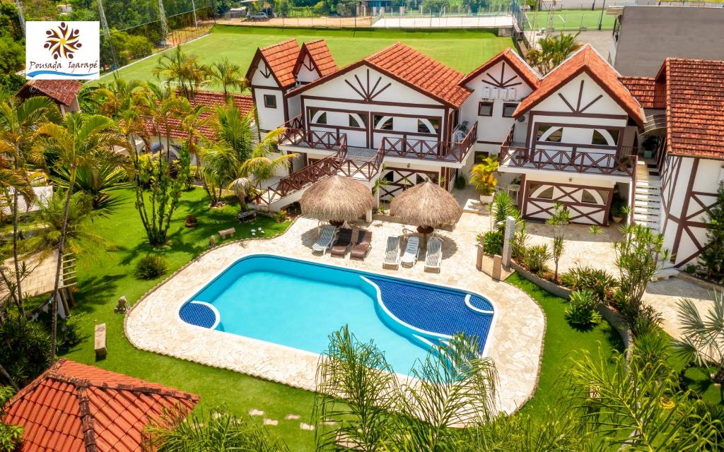 uma vista aérea de uma casa com piscina em Pousada Igarapé em Socorro