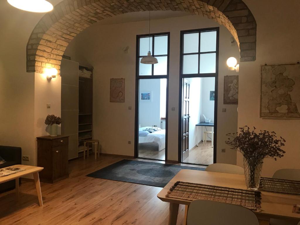 Posezení v ubytování French Touch Apartment with Free Parking