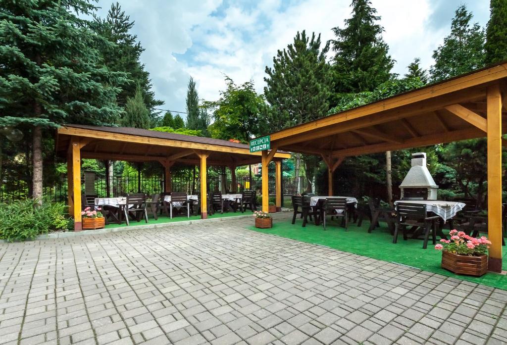 Vonkajšia záhrada v ubytovaní Eko Hotel Na Wierzynka & Park Pinokia