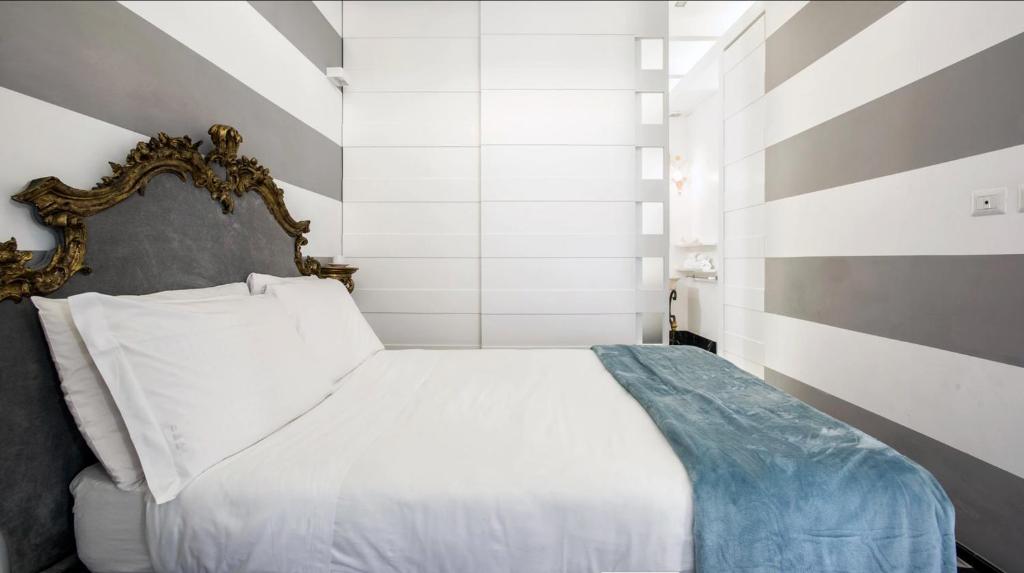 sypialnia z białym łóżkiem z lustrem w obiekcie Navona Hi-Tech Apartment w Rzymie