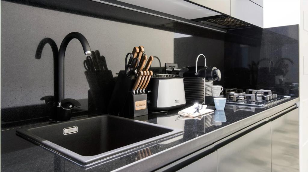 Kuchnia lub aneks kuchenny w obiekcie Navona Hi-Tech Apartment