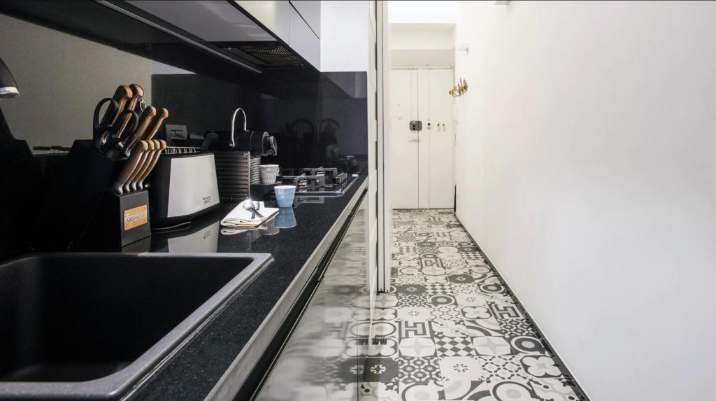 Kuchnia lub aneks kuchenny w obiekcie Navona Hi-Tech Apartment