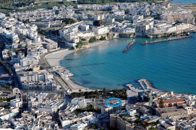 Una vista aérea de una playa con edificios blancos. en Porta Alfonsina, en Otranto