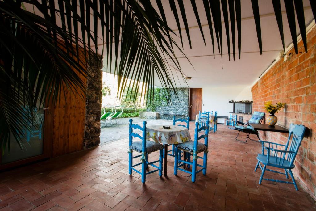 jadalnia z niebieskimi krzesłami i stołem w obiekcie VILLA MIMOSA Splendida Vista Mare w mieście Bonassola