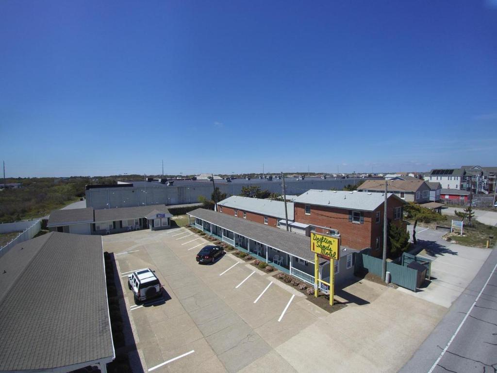 uma vista superior de um parque de estacionamento com um edifício em Driftin Sands Motel em Kill Devil Hills