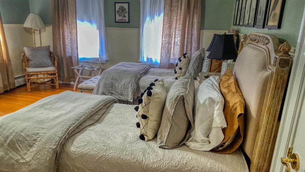 ein Schlafzimmer mit einem Bett mit Kissen darauf in der Unterkunft Lilac Inn in Brandon