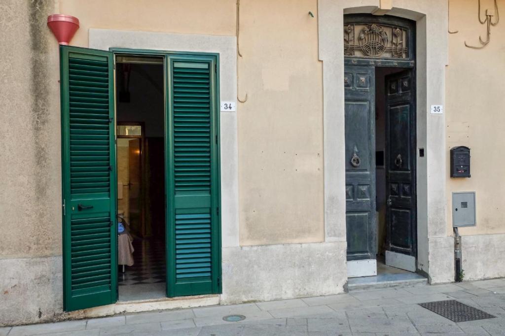 カストリニャーノ・デル・カーポにあるB&B San Micheleの建物側の緑の扉