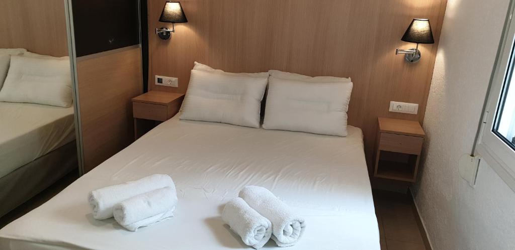 een kleine kamer met een bed met handdoeken erop bij Studio Marevi in Elounda