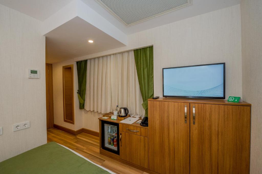 A television and/or entertainment centre at Bizim Hotel