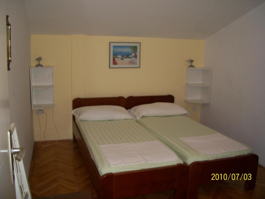 Postel nebo postele na pokoji v ubytování Apartmani Šurlin