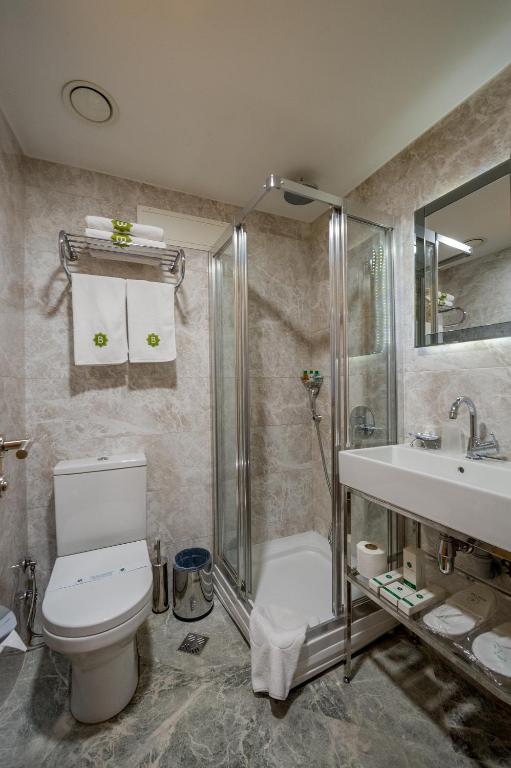 A bathroom at Bizim Hotel