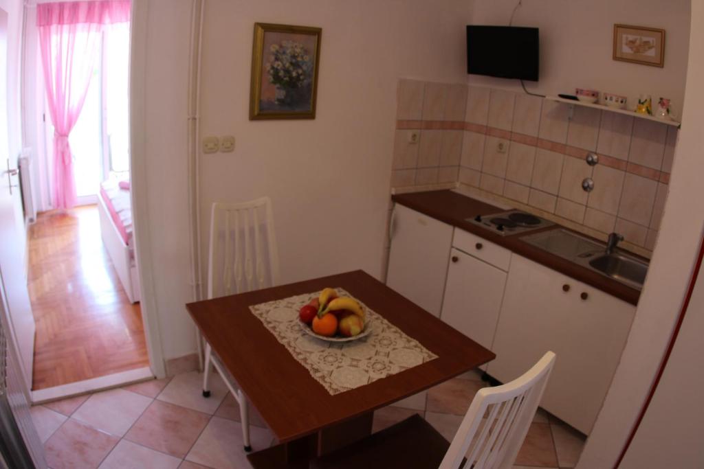Kuchyň nebo kuchyňský kout v ubytování Apartmani Šurlin