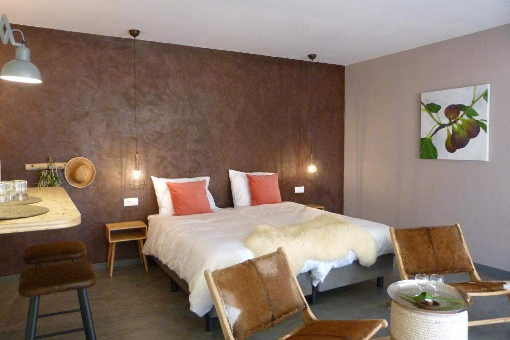 a hotel room with a bed and a table and chairs at Trendy and Luxe Bed & Breakfast in Ferreira do Alentejo