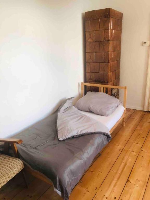 Posteľ alebo postele v izbe v ubytovaní Apartment in Ivy covered house, near Old Town