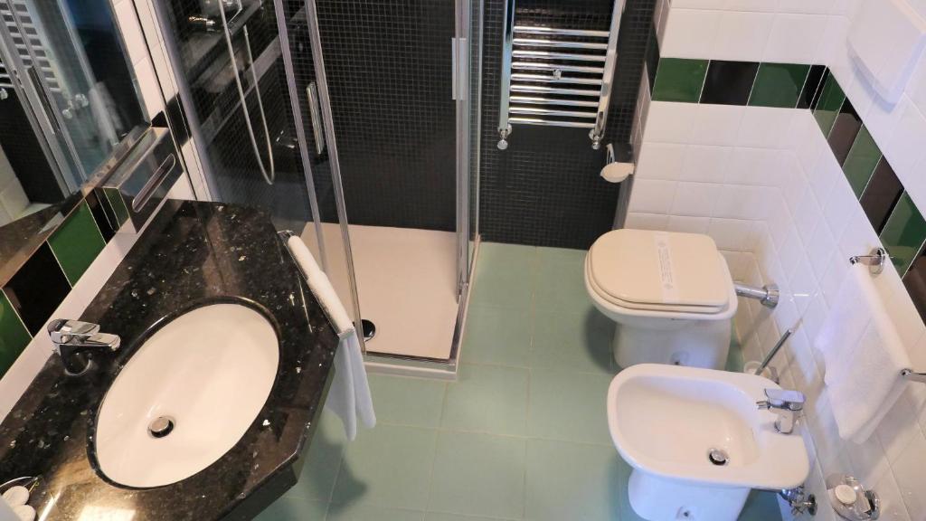a bathroom with a sink and a toilet at Rada Siri in Montepaone