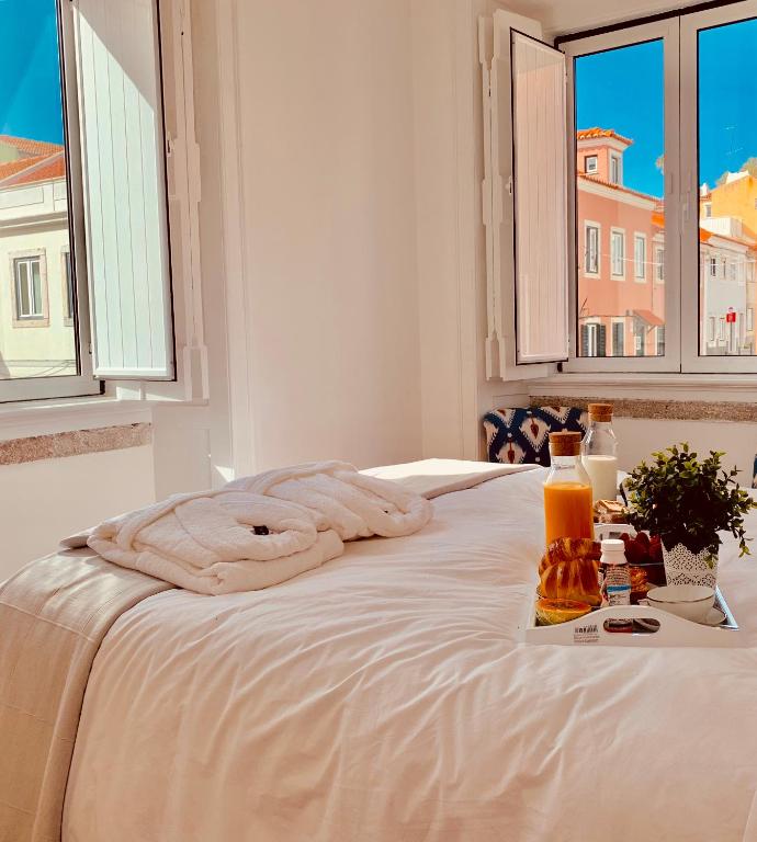 Postel nebo postele na pokoji v ubytování Apartments Alfacinha Ajuda