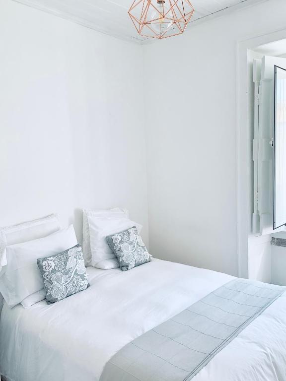 Postel nebo postele na pokoji v ubytování Apartments Alfacinha Ajuda