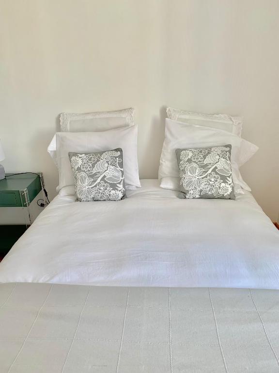 Postel nebo postele na pokoji v ubytování Apartments Alfacinha Ajuda