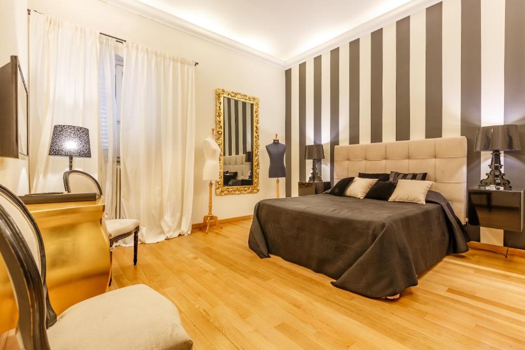 sypialnia z łóżkiem i krzesłem w obiekcie BB 22 Charming Rooms & Apartments w mieście Palermo