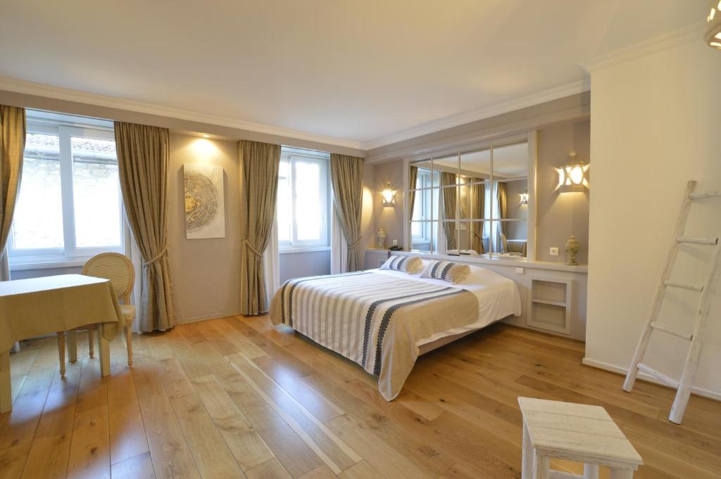 Un pat sau paturi într-o cameră la LE SOLEIL D'OR