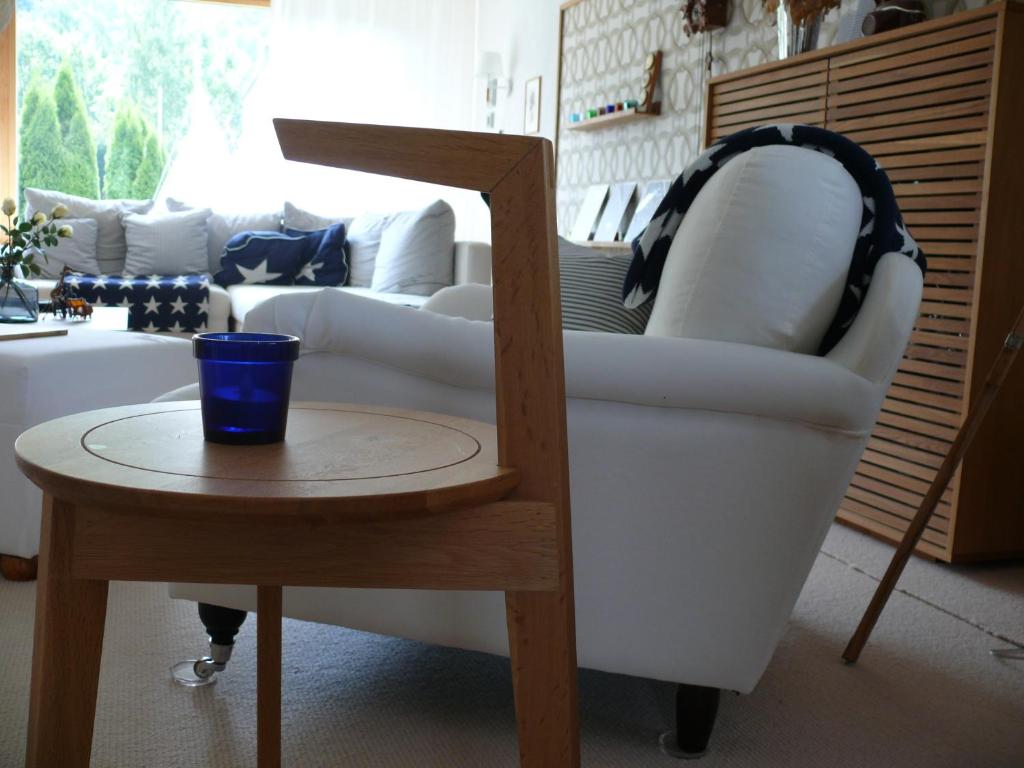 uma sala de estar com um sofá branco e uma mesa em J em Kreuztal